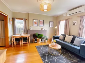 Stunning Hobart 3-bed home- close to shopping centers - Image 2