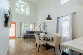 Light and Airy 4 Bedroom Cottage Downtown - Image 2