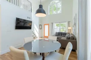 Light and Airy 4 Bedroom Cottage Downtown - Image 5