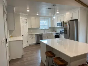 Cheerful 4-Bedroom home with free parking - Image 5