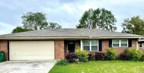Cheerful 4-Bedroom home with free parking - Image 2