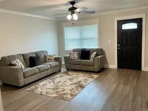 Cheerful 4-Bedroom home with free parking - Image 4
