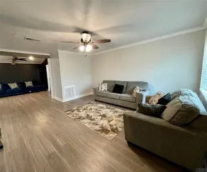 Cheerful 4-Bedroom home with free parking - Image 3