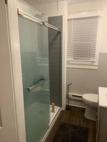 Cozy 2- bedroom apartment with free parking - Image 5