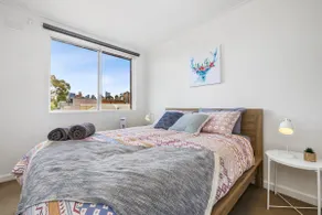 Top level one bedroom apartment with MCG views - Image 2