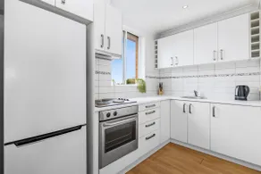 Top level one bedroom apartment with MCG views - Image 4