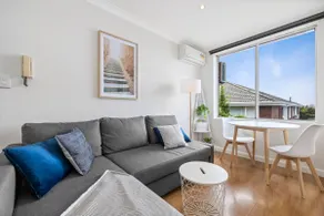 Top level one bedroom apartment with MCG views - Image 3