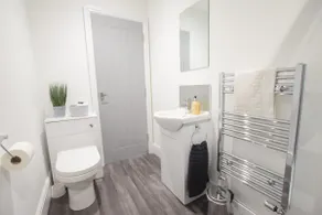 Stylish 2 bed city centre apartment - Image 5
