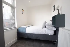 Stylish 2 bed city centre apartment - Image 4