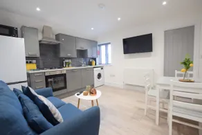 Stylish 2 bed city centre apartment - Image 2