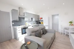Stylish City Centre Apartments - Image 3