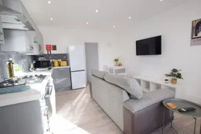 Stylish City Centre Apartments - Image 4