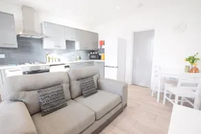 Stylish City Centre Apartments - Image 5