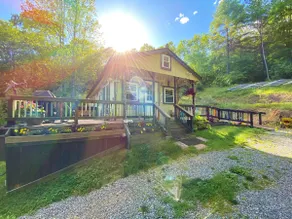 Grouseland's Pondside Vacation Cottage with hot tub. Pet Friendly. Fast WiFi. - Image 5