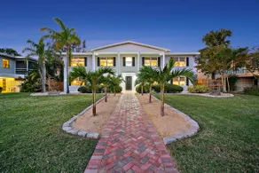 *Walk to the beach/Pet friendly* - Image 4