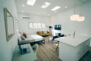 Modern & Charming Guesthouse with Private Yard - Image 3