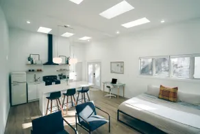 Modern & Charming Guesthouse with Private Yard - Image 5
