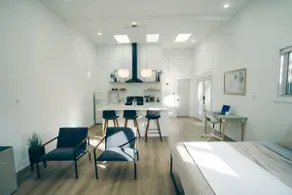 Modern & Charming Guesthouse with Private Yard - Image 4