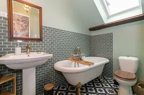 At Arthur's * city center - Image 5