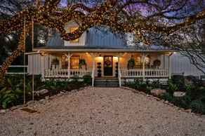 8Sages-Gruene*Luxury Getaway* Accommodates 18 - Image 3