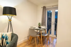 Stylish 2-Bed Home with Free Parking - Image 5