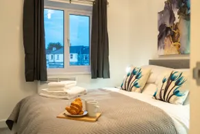 Stylish 2-Bed Home with Free Parking - Image 3