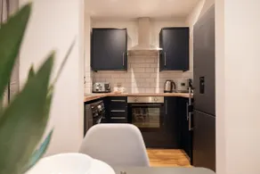 Stylish 2-Bed Home with Free Parking - Image 4