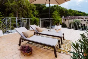 Loft by the Sea – Jacuzzi & Free Parking - Image 4