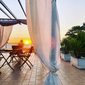 Loft by the Sea – Jacuzzi & Free Parking - Image 2
