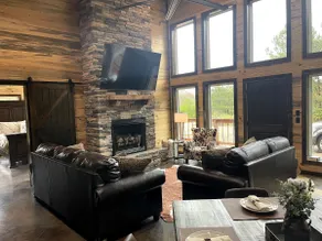 Luxury Guest Favorite River Ranch Lodge Sleeps 9! - Image 5