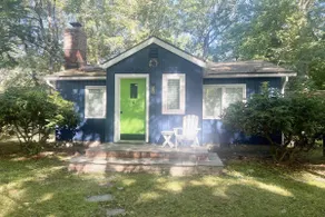 Stylish 3 Bedroom Cottage located in a Picturesque Lake community - Image 3