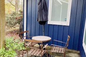 Stylish 3 Bedroom Cottage located in a Picturesque Lake community - Image 4