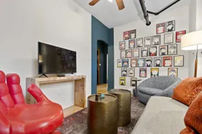A Hand-some Place • Vintage 1BR Near Wrigley - Image 3