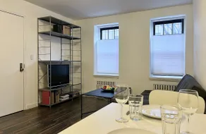 Private guest suite in centrally-located townhouse - Image 5