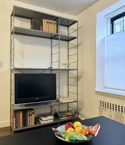 Private guest suite in centrally-located townhouse - Image 2