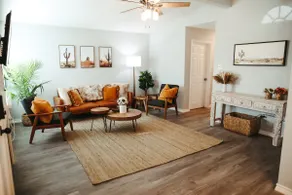 Stylishly Renovated Home - only 3 Miles to A&M Uni - Image 2