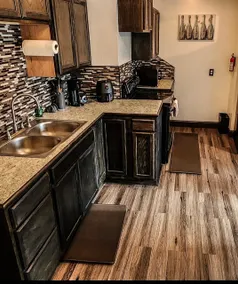 Cheerful 3- bedroom home with parking on premises. - Image 2