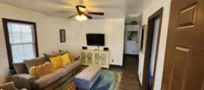Cheerful 3- bedroom home with parking on premises. - Image 3