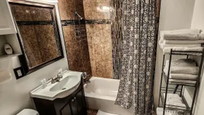 Cheerful 3- bedroom home with parking on premises. - Image 4
