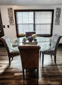 Cheerful 3- bedroom home with parking on premises. - Image 5