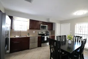 Modern 4 Bedroom Refuge - Image 5