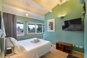 Loft with bathtub and balcony overlooking a canal in the historic center - Image 4