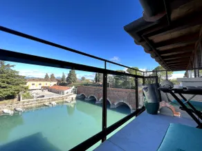 Loft with bathtub and balcony overlooking a canal in the historic center - Image 3