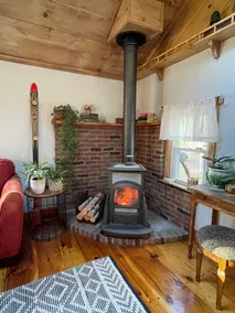 Cozy woodlands cottage w/ indoor fireplace - Image 2
