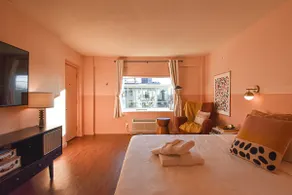 The Clementine on College - Room #5 - Image 4