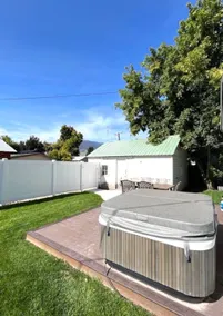 Salmon Goldbug Cottage, hot tub sleeps 8 - Image 2