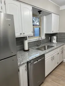 Updated three bedroom home across from park - Image 4