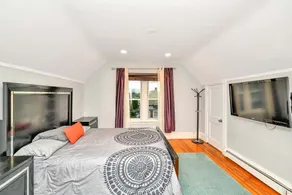 Minutes to Airport, Train, Downtown & Free Parking - Image 4