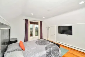 Minutes to Airport, Train, Downtown & Free Parking - Image 2