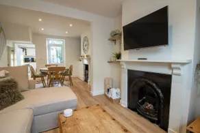 Stylish and Modern Town Centre End-of Terrace Home - Image 4